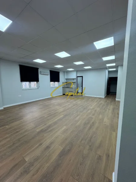 Tirane, jepet me qera ambjent biznesi Kati 1, 70 m² 750 € (QENDER)