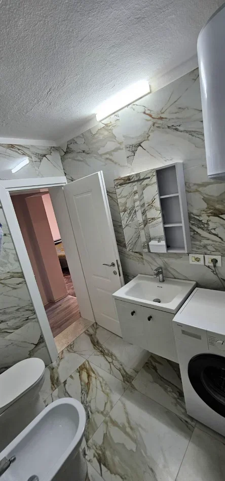 Tirane, jepet me qera apartament 1+1+Ballkon Kati 4, 60 m² 500 € (TREGU ELEKTRIK)