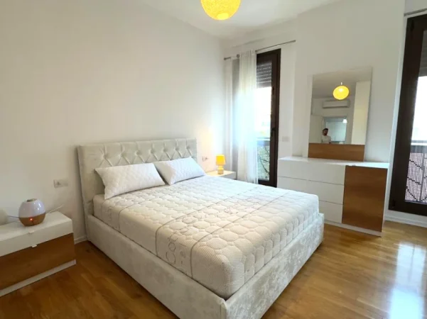 Tirane, jepet me qera apartament 2+1+Ballkon Kati 2, 100 m² 1.600 € (Rruga Barrikadave)