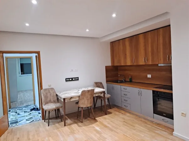 Tirane, jepet me qera apartament 2+1+Ballkon Kati 2, 85 m² 500 € (FERIT XHAJKO)