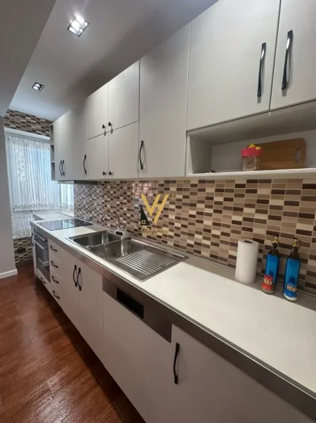 Tirane, jepet me qera apartament 1+1+Ballkon Kati 5, 70 m² 1.250 € (BLLOK)