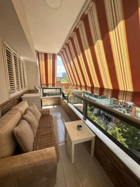 Tirane, jepet me qera apartament 1+1+Ballkon Kati 5, 70 m² 1.250 € (BLLOK)