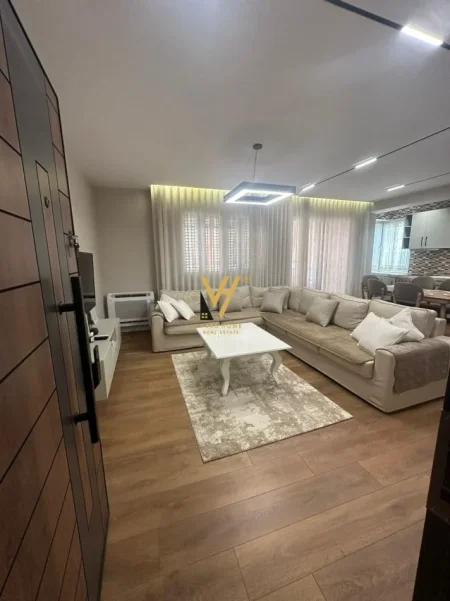 Tirane, jepet me qera apartament 1+1+Ballkon Kati 5, 70 m² 1.250 € (BLLOK)