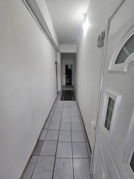 Tirane, jepet me qera apartament 1+1 Kati 1, (Materniteti i Ri)