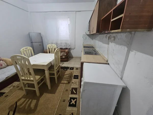 Tirane, jepet me qera apartament 1+1 Kati 1, (Materniteti i Ri)
