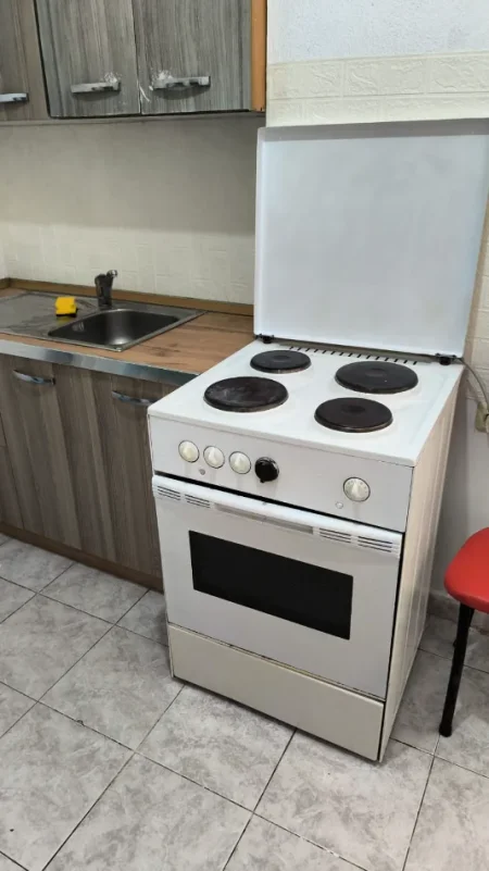 Tirane, jepet me qera Apartament 1+1 Kati 1, 45 m², Çmimi  35.000 Lekë të Reja, Përball Delijorgjit,Pallati me Shigjeta,Tiranë.