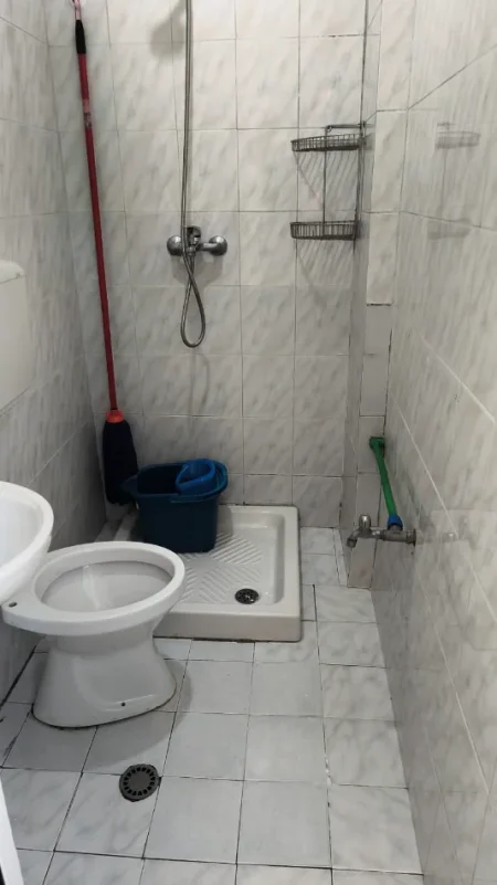 Tirane, jepet me qera Apartament 1+1 Kati 1, 45 m², Çmimi  35.000 Lekë të Reja, Përball Delijorgjit,Pallati me Shigjeta,Tiranë.