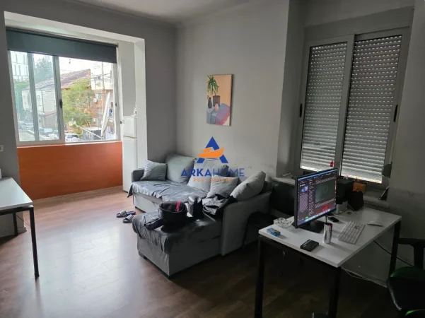 Tirane, jepet me qera ambjent biznesi Kati 2, 74 m² 526 €
