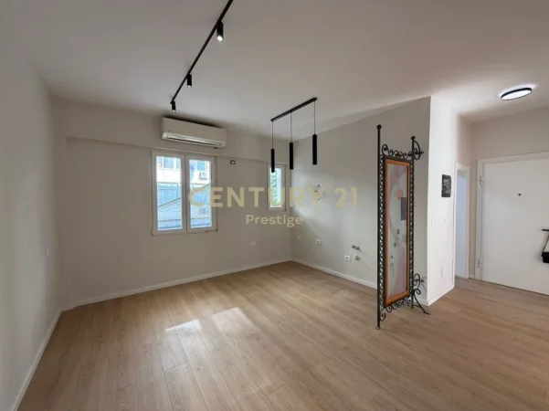 Tirane, jepet me qera ambjent biznesi , 69 m² (Pazari i ri)
