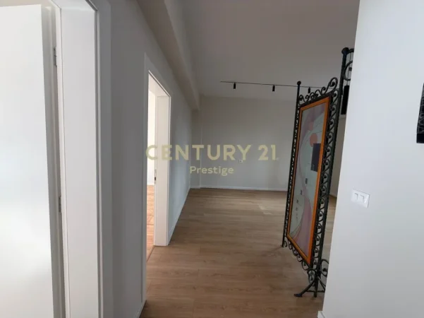Tirane, jepet me qera ambjent biznesi , 69 m² (Pazari i ri)