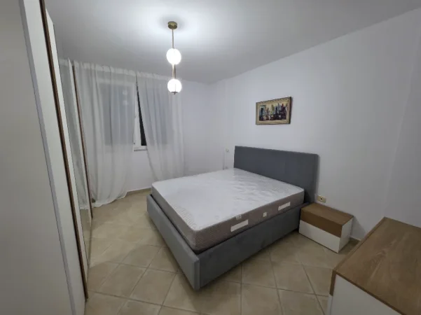 Tirane, jepet me qera Apartament 1+1 Kati 4, Mobiluar, Ashensor, Çmimi 60.000 Lekë të Reja, Myslym Shyri, Tiranë.