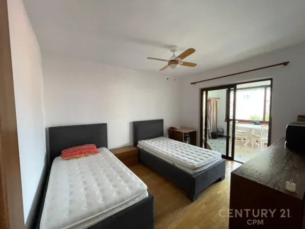 Tirane, jepet me qera apartament 2+1 Kati 4, 80 m² 550 € (pazari i ri)