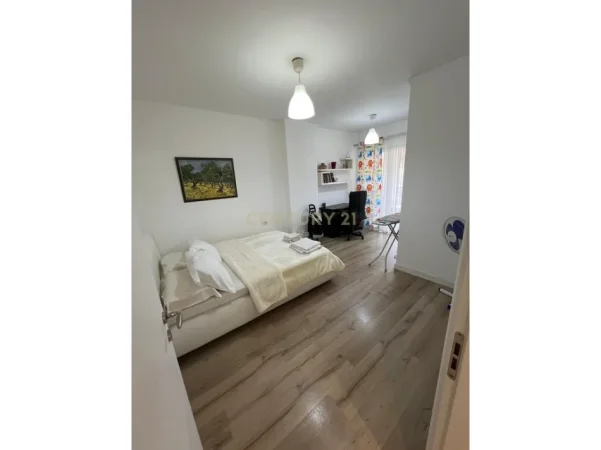 Tirane, jepet me qera apartament 2+1+Ballkon Kati 5, 110 m² 900 € (brryli)
