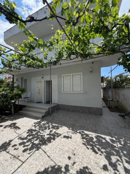Tirane, jepet me qera apartament 2+1 Kati 0, 90 m² 530 € (Hasan Bakiu)