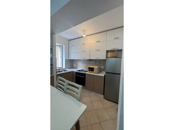 Tirane, jepet me qera apartament 3+1 Kati 2, 95 m² 600 € (RRUGA FORTUZI)