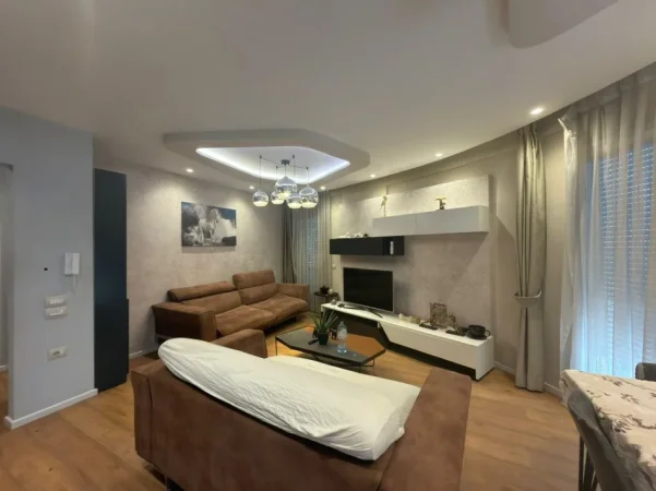 Tirane, jepet me qera apartament 2+1 Kati 5, 92 m² 800 € (ali demi)