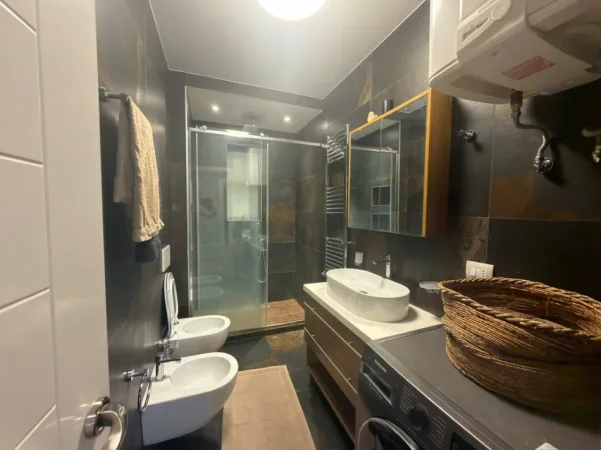 Tirane, jepet me qera apartament 2+1 Kati 5, 92 m² 800 € (ali demi)