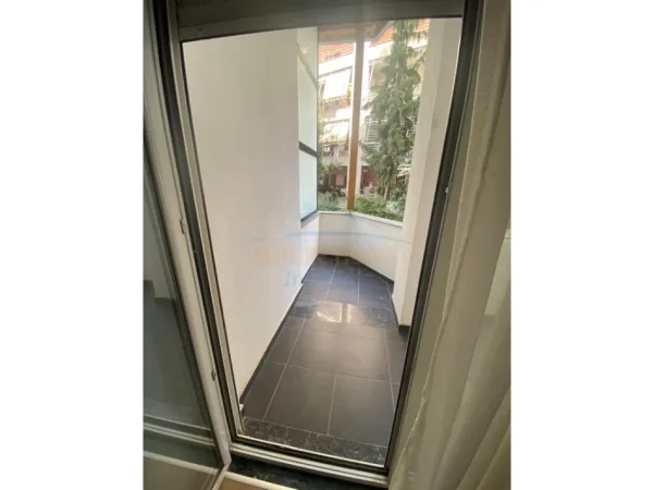 Tirane, jepet me qera apartament 1+1 Kati 1, 70 m² 500 € (LIQENI I THATE , RRUGA PETI)