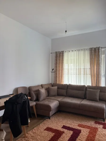 Tirane, jepet me qera apartament 1+1 Kati 3, 60 m² 400 € (ALI DEMI)