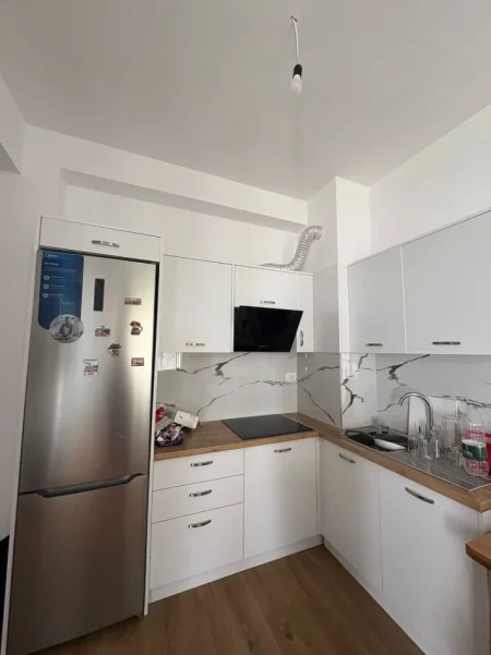 Tirane, jepet me qera apartament 1+1 Kati 3, 60 m² 400 € (ALI DEMI)