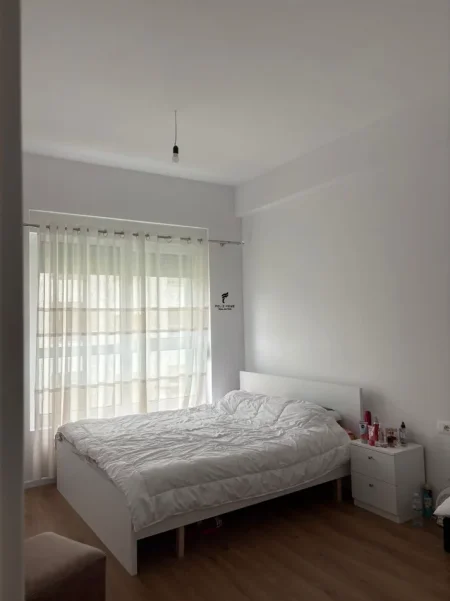Tirane, jepet me qera apartament 1+1 Kati 3, 60 m² 400 € (ALI DEMI)
