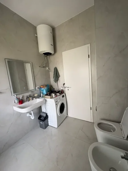 Tirane, jepet me qera apartament 1+1 Kati 3, 60 m² 400 € (ALI DEMI)