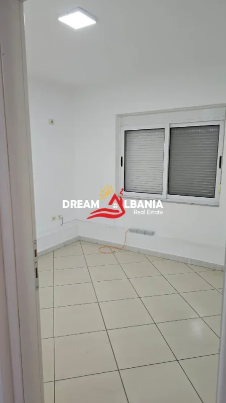 Tirane, jepet me qera ambjent biznesi Kati 2, 90 m² 750 € (Myslym shyri)