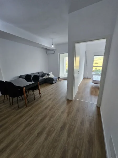 Tirane, jepet me qera apartament 1+1 Kati 3, 70 m² 400 € (ALI DEMI)