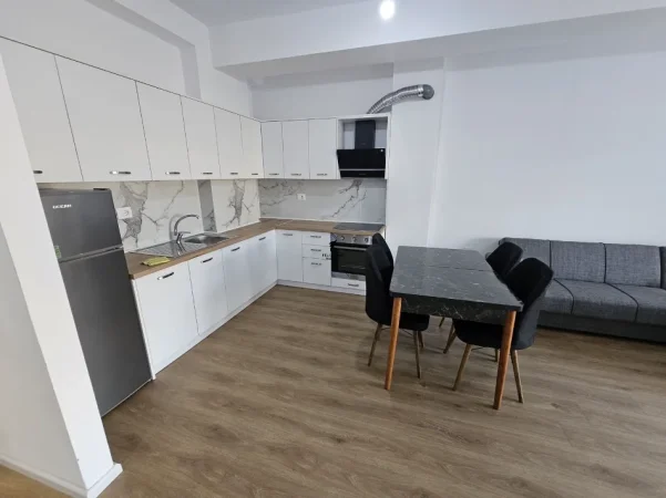 Tirane, jepet me qera apartament 1+1 Kati 3, 70 m² 400 € (ALI DEMI)