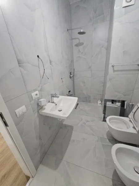 Tirane, jepet me qera apartament 1+1 Kati 3, 70 m² 400 € (ALI DEMI)