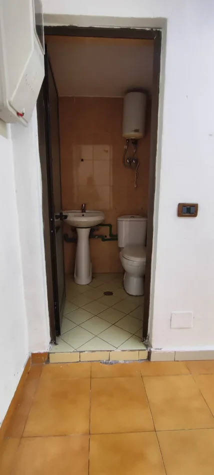 Tirane, jepet me qera ambjent biznesi Kati -1, 33 m² 500 € (TEK LULISHTJA 1 MAJ)