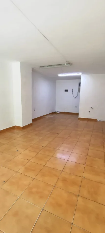 Tirane, jepet me qera ambjent biznesi Kati -1, 33 m² 500 € (TEK LULISHTJA 1 MAJ)