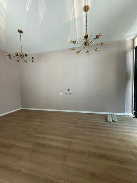 Tirane, jepet me qera zyre Kati 0, 37 m² 500 € (21 DHJETORI)