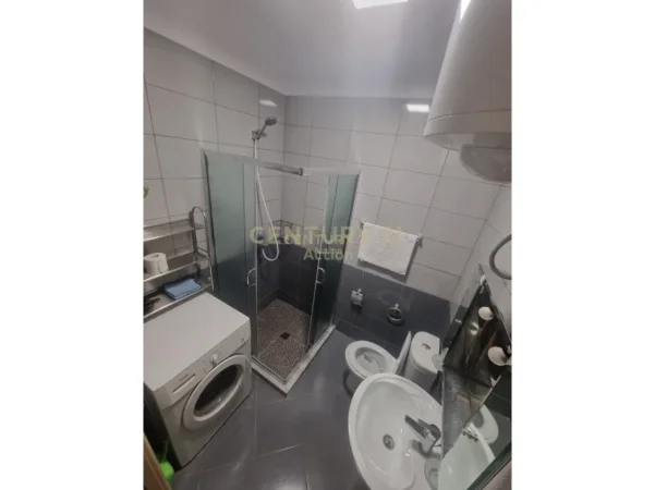 Tirane, jepet me qera apartament 2+1 Kati 5, 85 m² 650 € 