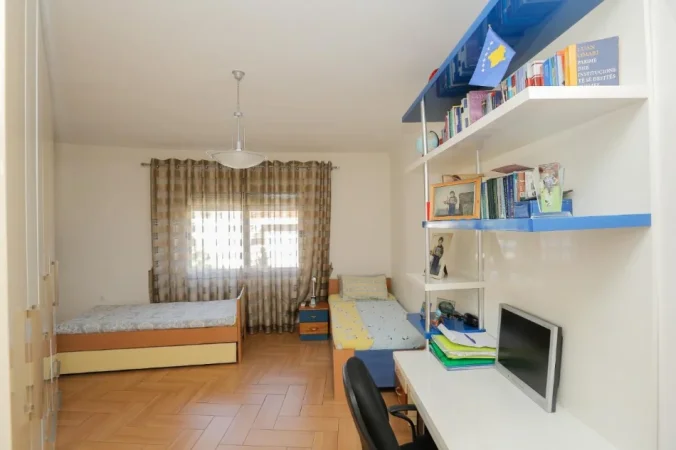 Tirane, jepet me qera apartament 3+1 Kati 3, 154 m² 780 € (prane Hotel Ferrari, Don Bosko)