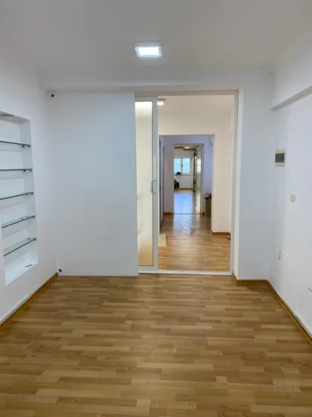 Tirane, jepet me qera ambjent biznesi Kati 0, 120 m² 1.400 € (Qender)