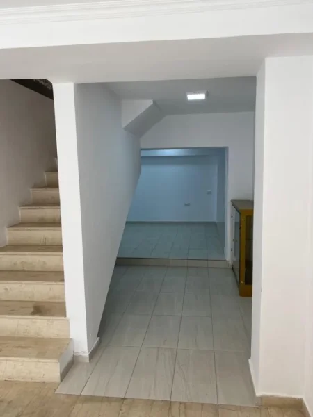 Tirane, jepet me qera ambjent biznesi Kati 0, 120 m² 1.400 € (Qender)