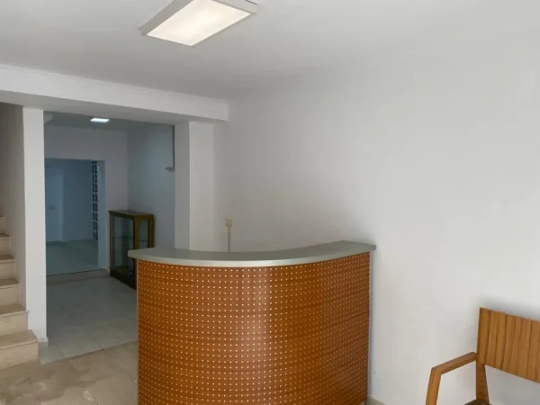 Tirane, jepet me qera ambjent biznesi Kati 0, 120 m² 1.400 € (Qender)