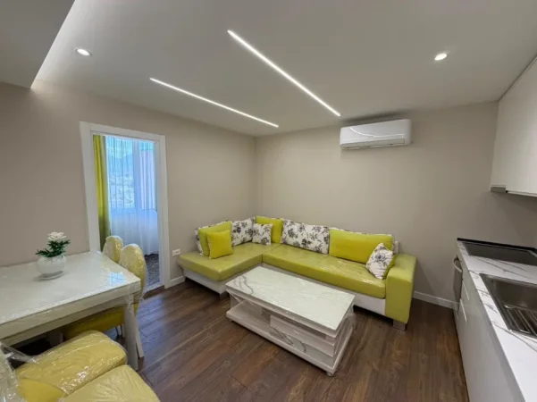 Tirane, jepet me qera apartament 2+1 Kati 1, 450 € (sauk)