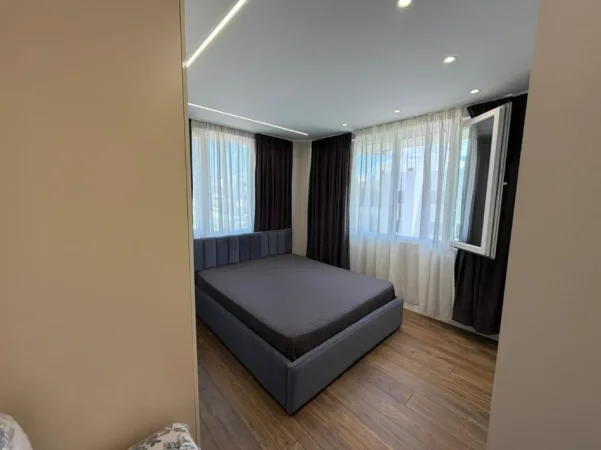 Tirane, jepet me qera apartament 2+1 Kati 1, 450 € (sauk)