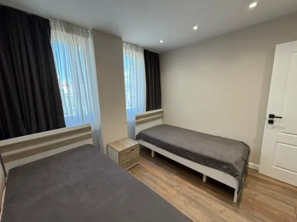 Tirane, jepet me qera apartament 2+1 Kati 1, 450 € (sauk)