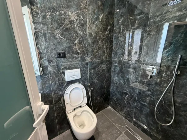 Tirane, jepet me qera apartament 2+1 Kati 1, 450 € (sauk)