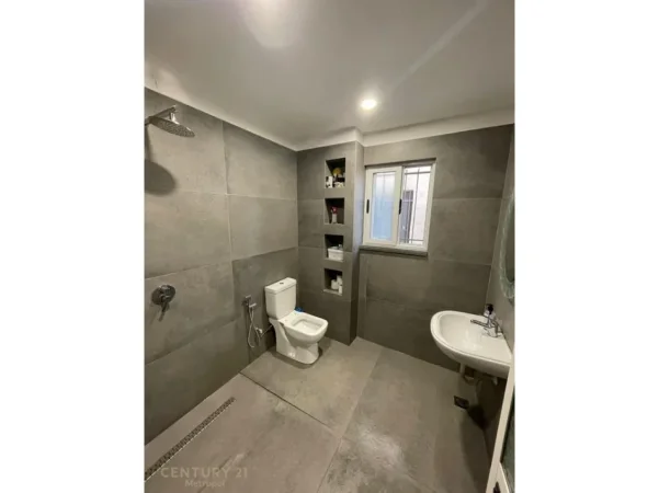 Tirane, shes apartament 2+1 Kati 1, 120 m² 160.000 € (allias)