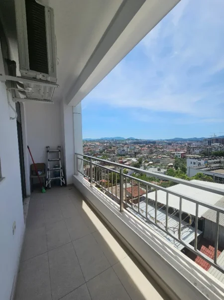 Tirane, jepet me qera apartament 1+1+Ballkon Kati 6, 60 m² 600 € (kinostudio)