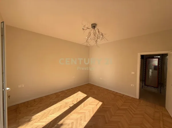 Tirane, jepet me qera ambjent biznesi Kati 1, 70 m² 750 € 