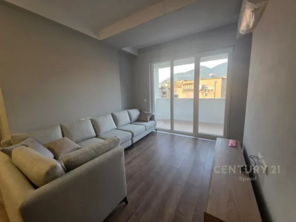 Tirane, jepet me qera apartament 2+1 Kati 3, 103 m² 570 € (shkolla e bashkuar)