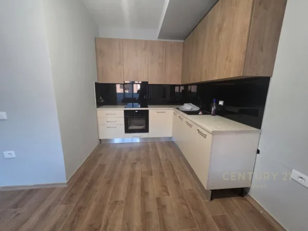 Tirane, jepet me qera apartament 2+1 Kati 3, 103 m² 570 € (shkolla e bashkuar)