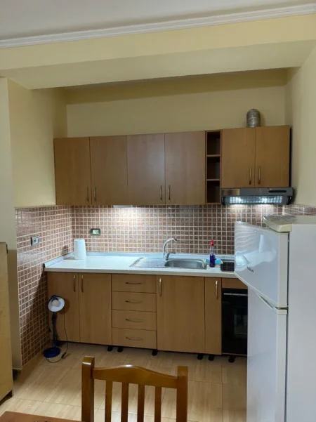 Tirane, jepet me qera apartament 1+1+Aneks+Ballkon Kati 3, 600 € (rruga e barrikadave)