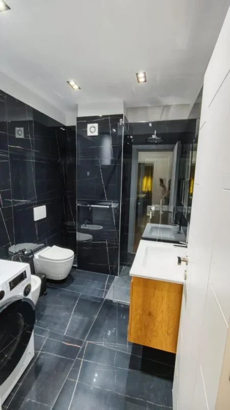 Tirane, jap me qera apartament 2+1+Ballkon Kati 7, 105 m² 950 € (Rruga Tish Dahia, prane German Computers)