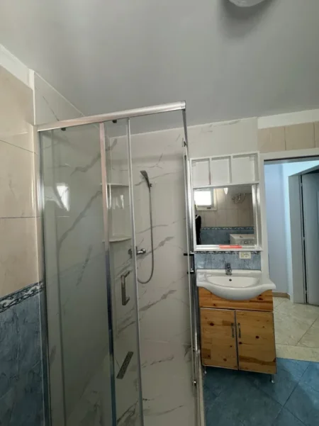 Tirane, jepet me qera apartament 1+1 Kati 1, 60 m² 400 € (PRANE UET)